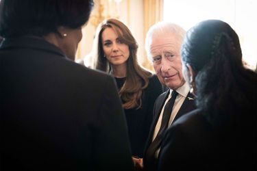 Kate derrière le roi Charles III lors d'une réception donnée samedi midi à Buckingham Palace.