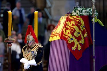 Le cercueil de la Reine, exposé à Westminster Hall, entamera lundi son ultime périple, lors des funérailles d'Etat d'Elizabeth II.