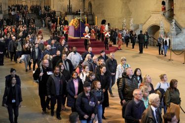 Plus 750 000 personnes auraient faire la queue pour voir le cercueil de la reine exposé à Westminster Hall. 
