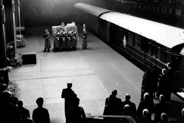 Le cercueil du roi George VI à son arrivée à la gare de King's Cross, le 11 février 1952 