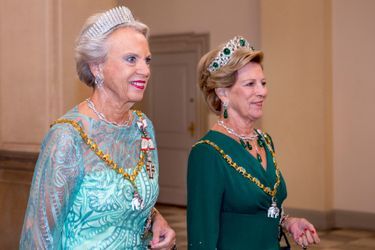 La princesse Benedikte de Danemark porte sa Berleburg Fringe Tiara, sa sœur l'ex-reine des Hellènes Anne-Marie le diadème d'émeraudes de la famille royale grecque