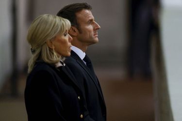 Emmanuel Macron et Brigitte Macron sont allés se recueillir à Westminster Hall dimanche soir, où est exposé le cercueil de la reine Elizabeth II.
