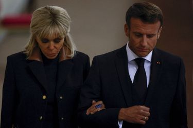 Emmanuel Macron et Brigitte Macron sont allés se recueillir à Westminster Hall dimanche soir, où est exposé le cercueil de la reine Elizabeth II.