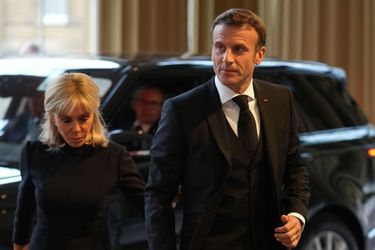 Emmanuel et Brigitte Macron arrivent au Palais de Buckingham, dimanche soir.