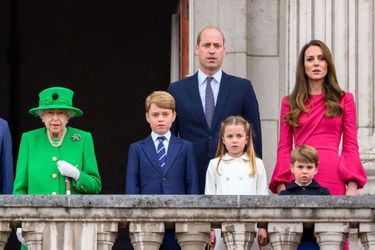 La reine Elizabeth II, le prince George, le prince William, la princesse Charlotte, le prince Louis et Kate, lors du jubilé en juin 2022.