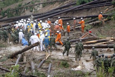 Les secours sur un terrain dévasté par le typhon.