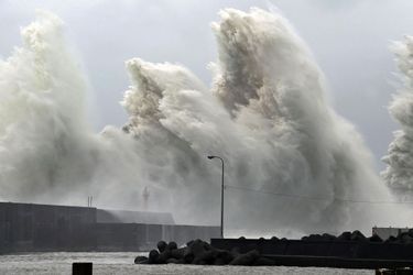De hautes vagues déclenchées par le typhon Nanmadol sont vues dans un port de pêche à Aki.