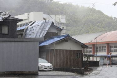 Un toit du gymnase a été soufflé à l'école secondaire municipale d'Uwagjima dans la préfecture d'Ehime, le 19 septembre 2022.