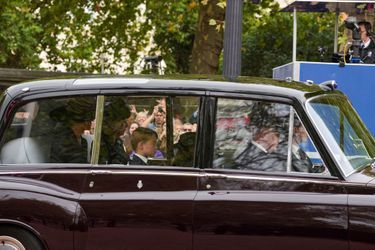 Kate arrivant en voiture avec ses enfants George et Charlotte aux funérailles d'Elizabeth II.