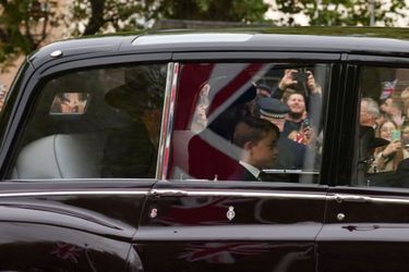 Kate arrivant en voiture avec ses enfants George et Charlotte aux funérailles d'Elizabeth II.