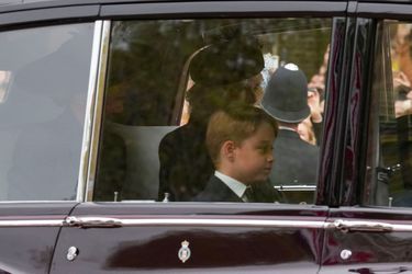Le prince George, aux côtés de Kate Middleton et la reine consort, le 19 septembre 2022.