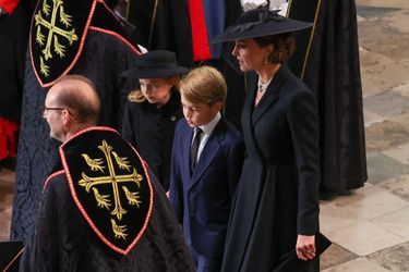 Kate avec ses enfants George et Charlotte aux funérailles d'Elizabeth II.