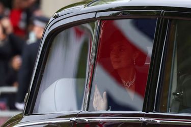 Kate née Middleton salue la foule aux abords de l'abbaye de Westminster
