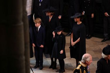 George, Charlotte, accompagnés de Kate, à Westminster. Meghan Markle se trouve également à leurs côtés.