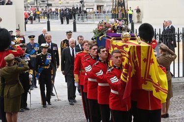 La famille royale derrière le cercueil de la reine Elizabeth II. 