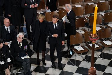 Emmanuel et Brigitte Macron prennent place dans l’abbaye de Westminster pour cet évènement inédit. 