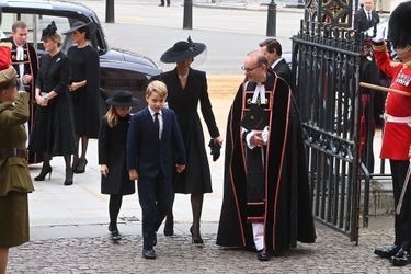 George, Kate, et Charlotte arrivent à Westminster. 