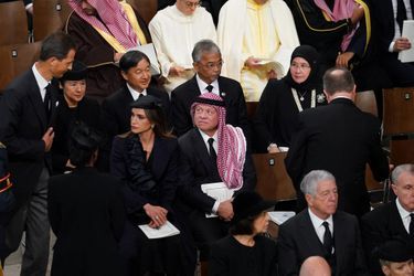 La reine Rania et le roi Abdallah II de Jordanie, l'impératrice Masako et l'empereur Naruhito du Japon, à côté de la reine Tunku Azizah Aminah Maimunah et du sultan Abdullah Shah, roi de Malaisie, dans l'abbaye de Westminster pour les funérailles de la reine Elizabeth II, le 19 septembre 2022
