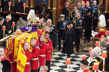 La famille royale suit le cercueil de la reine Elizabeth II. 