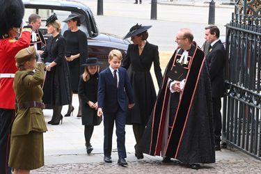 Kate Middleton et ses enfants arrivent dans l'Abbaye de Westminster. 