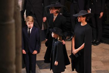 Meghan Markle à l'intérieur de l'abbaye de Westminster. A ses côtés Kate née Middleton, devant elles le prince George et la princesse Charlotte