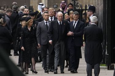 L'ex-reine Sofia et l'ex-roi Juan Carlos, suivis de l'ex-reine Beatrix, du roi Willem-Alexander et de la reine Maxima des Pays-Bas à leur arrivée à l'abbaye de Westminster, le 19 septembre 2022