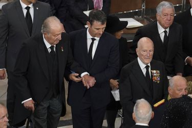 L'ex-roi Juan Carlos d'Espagne, aux côtés de l'ancien roi Siméon de Bulgarie et du prince Alexandre de Serbie dans l'abbaye de Westminster, le 19 septembre 2022