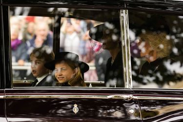 Charlotte et George, en voiture avec Kate et Camilla.