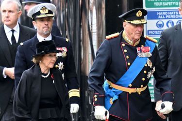 La reine Sonja et le roi Harald V de Norvège, suivis du prince héritier Frederik de Danemark, à leur arrivée à  l'abbaye de Westminster, le 19 septembre 2022