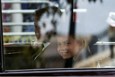 Charlotte, souriante arrive aux obsèques de la reine Elizabeth II.