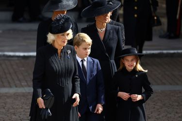 Charlotte, George, Camilla et Kate lors des funérailles de la reine Elizabeth II, lundi.