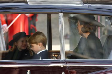 Charlotte, en voiture avec George, Kate et Camilla.