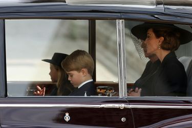 Kate née Middleton, avec devant elle le prince George et la princesse Charlotte