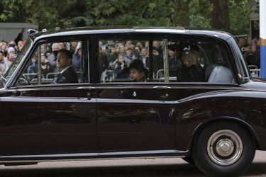 En voiture, Charlotte, George, Camilla et Kate, se rendent aux funérailles de la reine Elizabeth II.