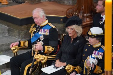 Le roi Charles, son épouse Camilla Parker Bowles et la princesse Anne, dans l'Abbaye de Westminster, pour un dernier hommage à la reine. 