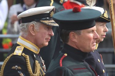 Le roi Charles III et sa soeur la princesse Anne lors de la procession funéraire de la reine Elizabeth II. 