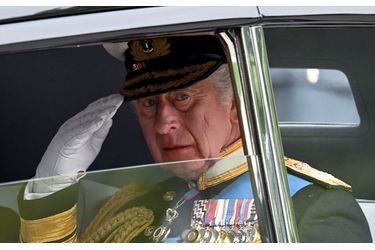 Salut militaire du roi Charles III lors des funérailles de la reine Elizabeth II. 
