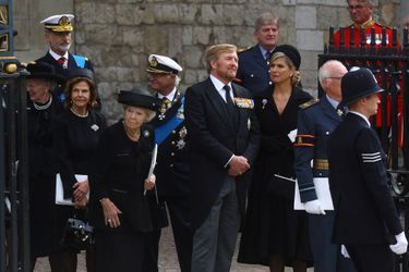 La reine Margrethe II de Danemark, le roi Felipe VI d'Espagne, la reine Silvia et le roi Carl XVI Gustaf de Suède, l'ex-reine Beatrix, le roi Willem-Alexander et la reine Maxima des Pays-Bas, à leur sortie de l'abbaye de Westminster, le 19 septembre 2022