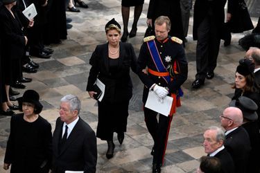 La grande-duchesse Maria Teresa et le grand-duc Henri de Luxembourg, suivent la princesse Katherine et le prince Alexandre de Serbie, dans l'abbaye de Westminster, le 19 septembre 2022