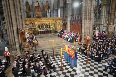 Les familles royales étaient placées à gauche du cercueil de la reine Elizabeth II dans le chœur de l'abbaye de Westminster, le 19 septembre 2022
