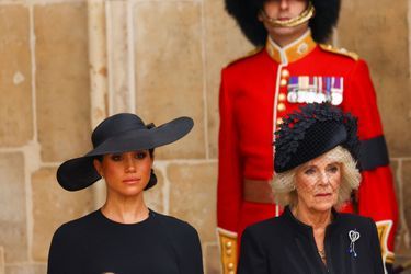 La duchesse de Sussex et la reine consort, toutes deux émues à la sortie de l'Abbaye de Westminster, à Londres, le 19 septembre 2022. 