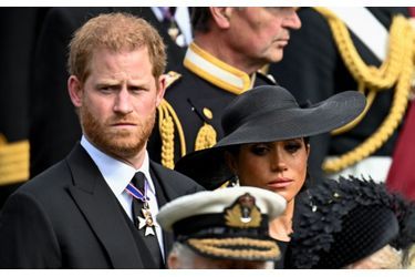 Le duc et la duchesse de Sussex, le regard tourné vers le le cercueil de la reine Elizabeth II. 