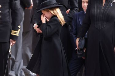 La petite Charlotte a fondu en larmes lundi après la cérémonie de funérailles de la reine Elizabeth II à Westminster.