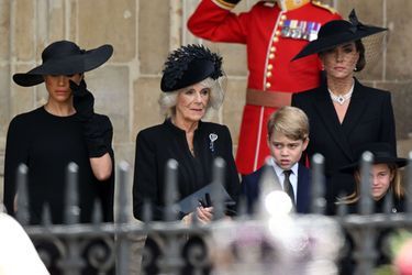 La duchesse de Sussex Meghan Markle, la reine consort Camilla Parker Bowles, la princesse de Galles Kate Middleton, le prince George et la princesse Charlotte. 