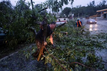 L'ouragan Fiona a touché terre lundi en République dominicaine après avoir traversé l'île américaine de Porto Rico où il a causé d'importants dégâts et privé les habitants d'électricité. 