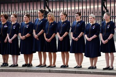 Le personnel de Buckingham a rendu un dernier hommage à la reine Elizabeth II, au passage de la dépouille royale devant le palais, lors des funérailles de Sa Majesté, lundi 19 septembre 2022.