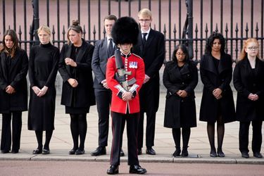 Le personnel de Buckingham a rendu un dernier hommage à la reine Elizabeth II, au passage de la dépouille royale devant le palais, lors des funérailles de Sa Majesté, lundi 19 septembre 2022.