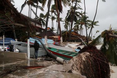 Dimanche, Fiona est passé du statut de tempête tropicale à celui d'ouragan de catégorie 1, au bas de l'échelle de Saffir-Simpson, et s'est abattu à 15H20 locales (19H20 GMT) sur la côte sud-ouest de Porto Rico près de Punta Tocon, charriant des vents soufflant jusqu'à 140 km/h. 