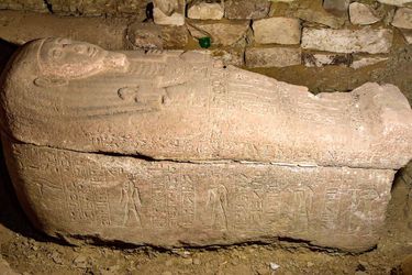 Un sarcophage en granite rouge dans la nécropole de Saqqara au sud du Caire.
