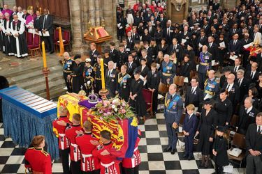 La famille royale près du cercueil de la Reine Elizabeth II dans l'abbaye de Westminster, lundi 19 septembre.